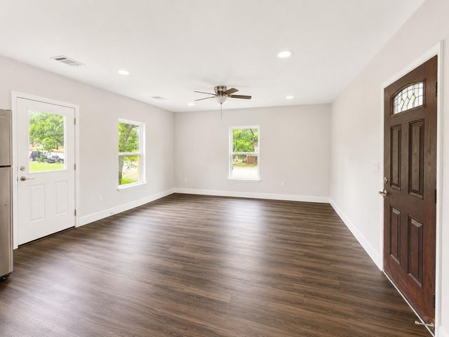 904 E Austin ST, Luling, TX 78648