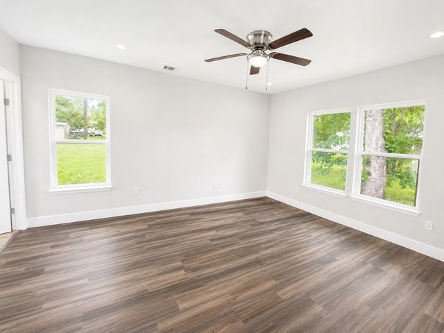 904 E Austin ST, Luling, TX 78648