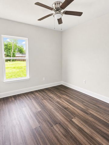 904 E Austin ST, Luling, TX 78648