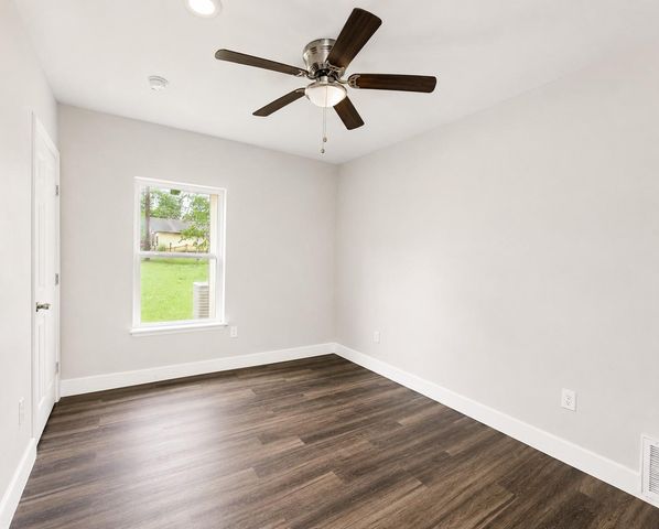 904 E Austin ST, Luling, TX 78648
