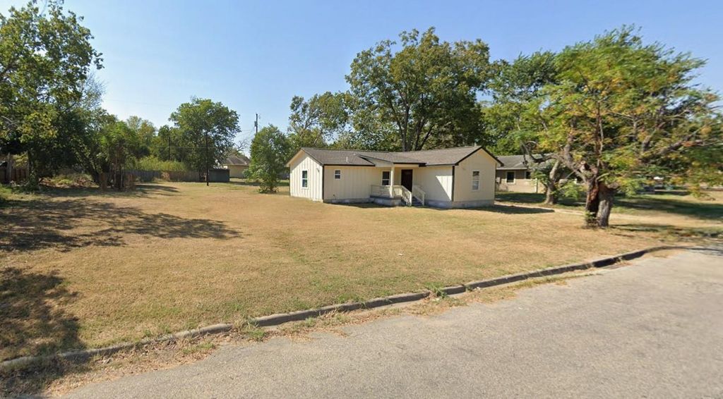 904 E Austin ST, Luling, TX 78648