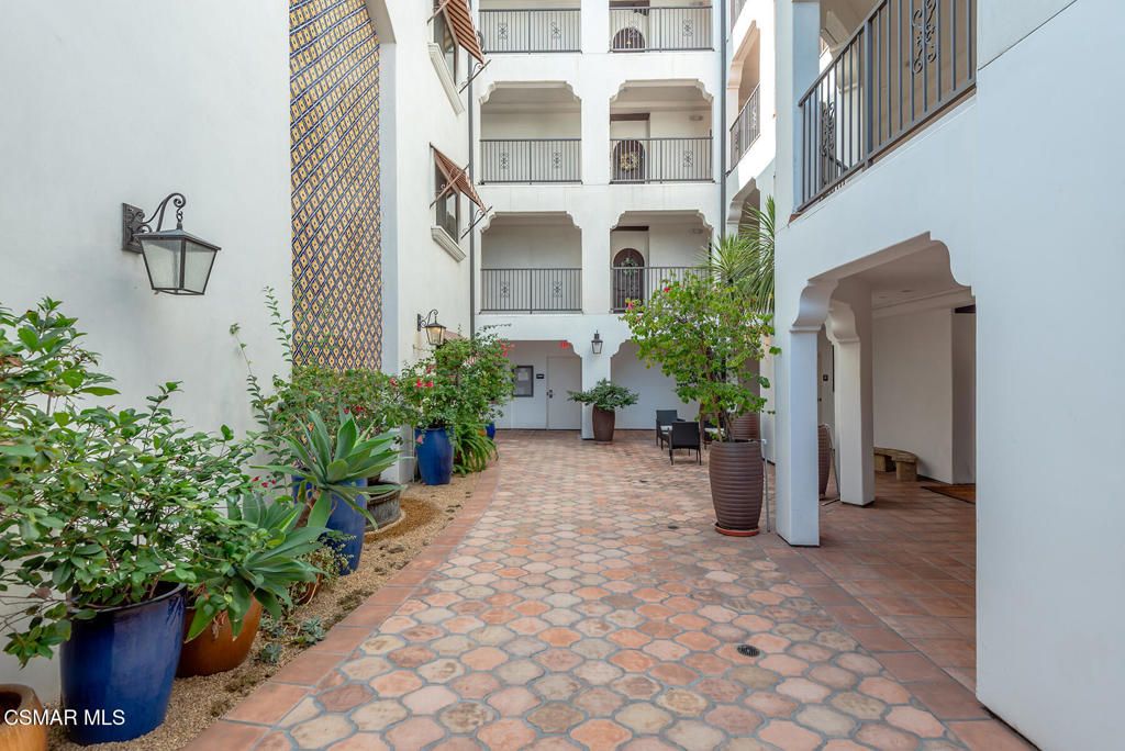 13308 Valleyheart Drive 404, Sherman Oaks, CA 91423 — photo 2