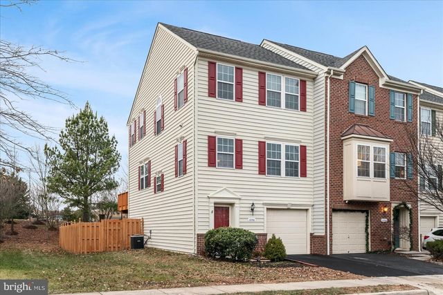 12761 STONE LINED CIR, Lake Ridge, VA 22192