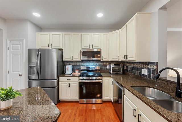 12761 STONE LINED CIR, Lake Ridge, VA 22192