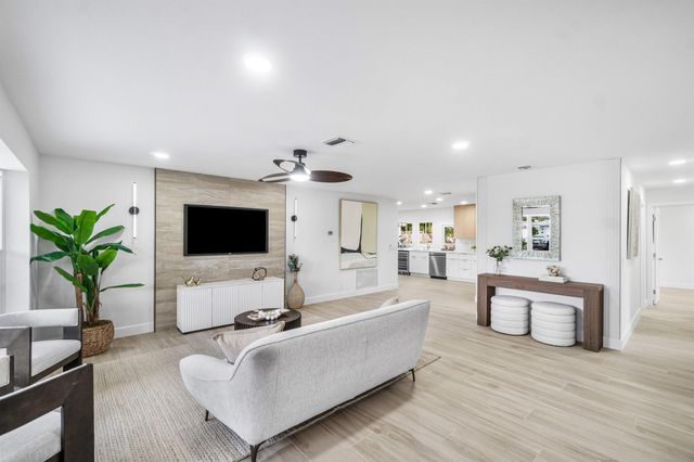 2634 SW 5th Street, Boynton Beach, FL 33435