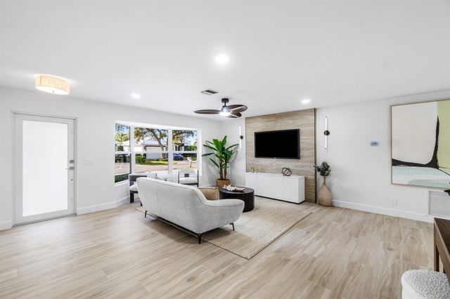 2634 SW 5th Street, Boynton Beach, FL 33435