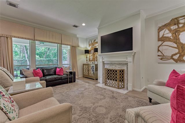 11 Filigree Pines Place, The Woodlands, TX 77382