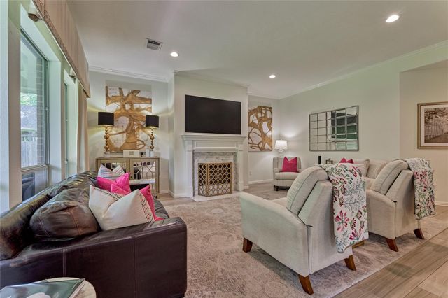 11 Filigree Pines Place, The Woodlands, TX 77382