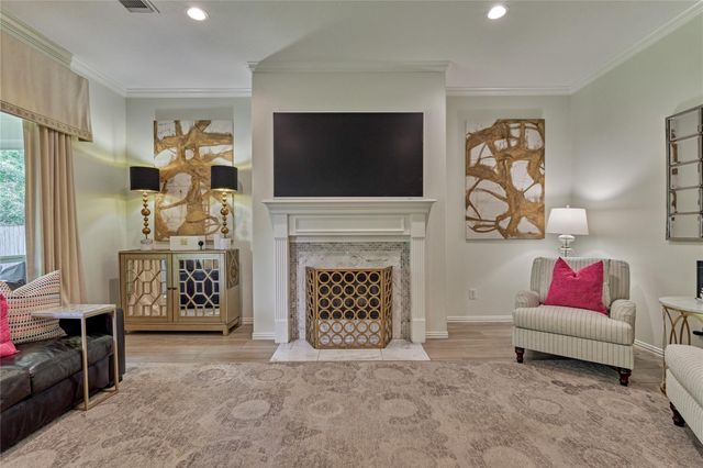 11 Filigree Pines Place, The Woodlands, TX 77382
