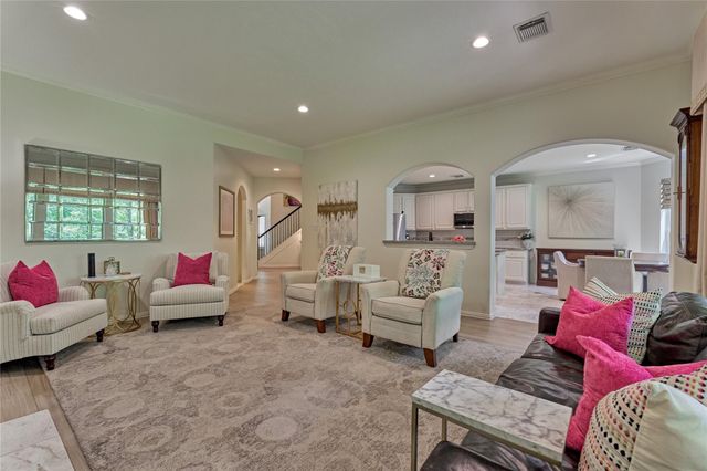 11 Filigree Pines Place, The Woodlands, TX 77382