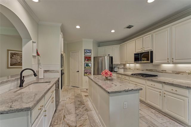 11 Filigree Pines Place, The Woodlands, TX 77382