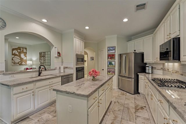 11 Filigree Pines Place, The Woodlands, TX 77382