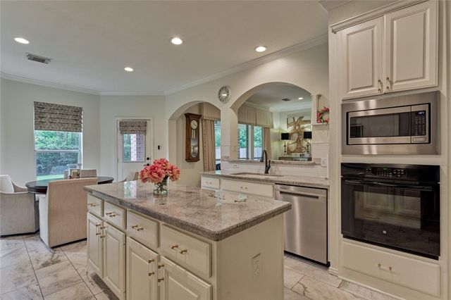 11 Filigree Pines Place, The Woodlands, TX 77382