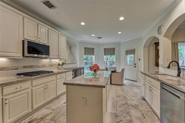 11 Filigree Pines Place, The Woodlands, TX 77382
