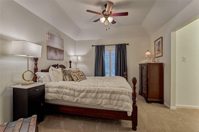11 Filigree Pines Place, The Woodlands, TX 77382