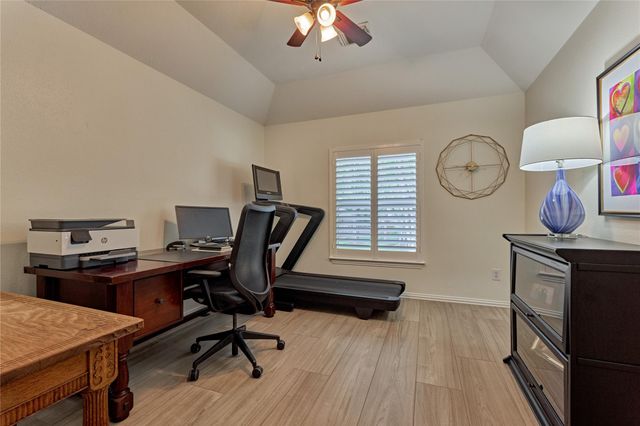 11 Filigree Pines Place, The Woodlands, TX 77382