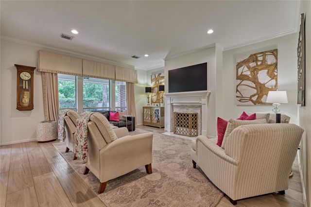 11 Filigree Pines Place, The Woodlands, TX 77382
