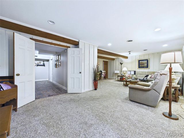22 Frontenac Place, Godfrey, IL 62035