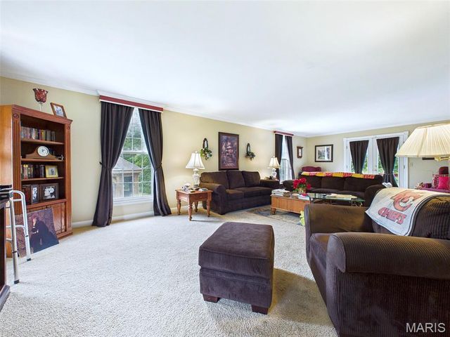 22 Frontenac Place, Godfrey, IL 62035