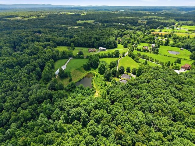 281 Red Williams Rd, Crossville, TN 38571