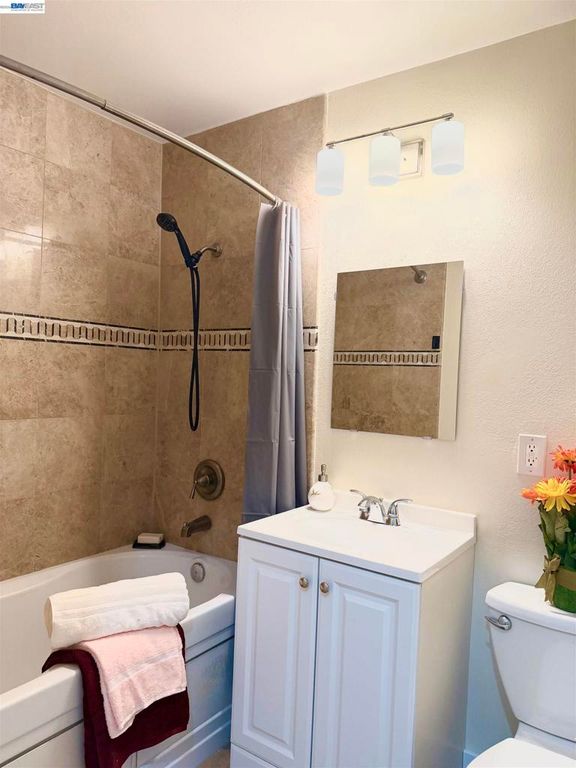 Image 11 of property listing at 293 Fairway St, Hayward, CA 94544