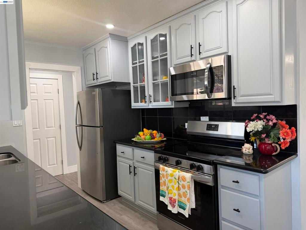 Image 3 of property listing at 293 Fairway St, Hayward, CA 94544