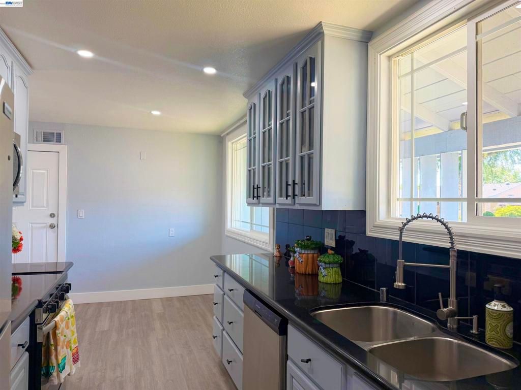 Image 4 of property listing at 293 Fairway St, Hayward, CA 94544