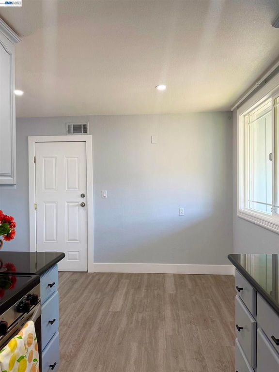 Image 5 of property listing at 293 Fairway St, Hayward, CA 94544