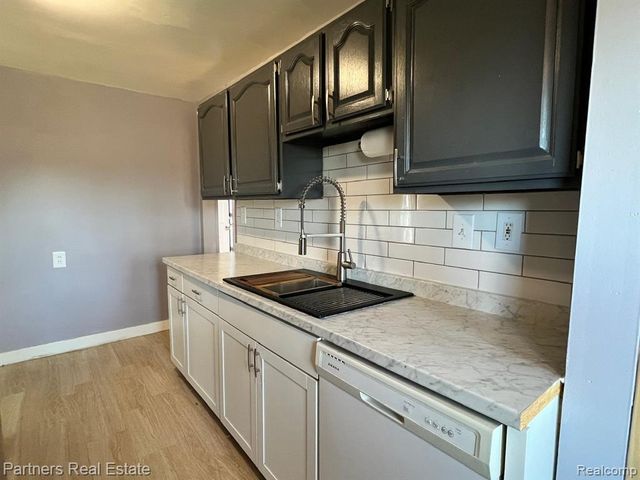 27516 Long Street, Livonia, MI 48152