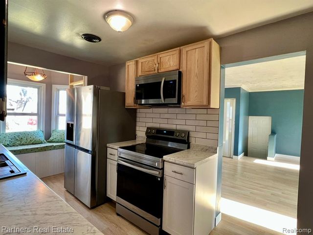 27516 Long Street, Livonia, MI 48152