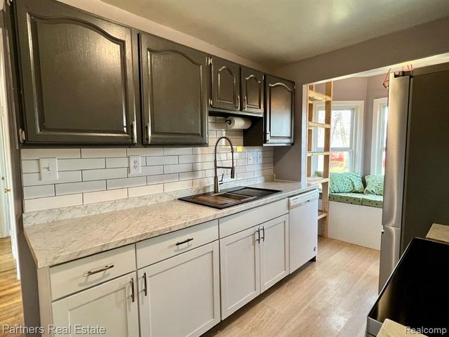 27516 Long Street, Livonia, MI 48152