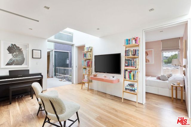 1201 CABRILLO Avenue, Venice, CA 90291