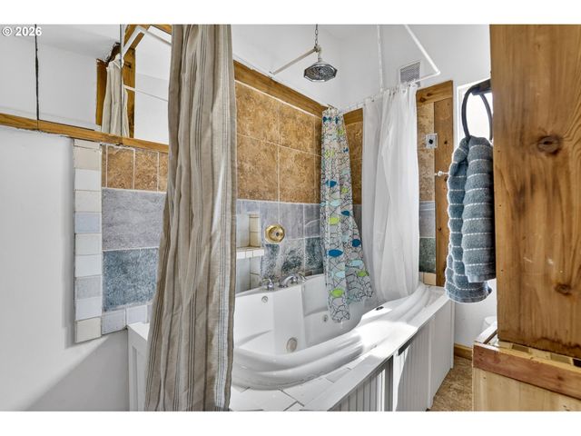 72 BRUNNING Rd, Stevenson, WA 98648