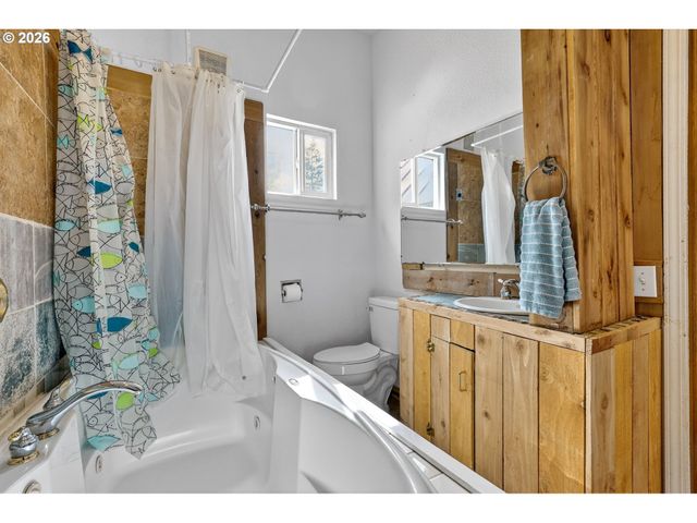 72 BRUNNING Rd, Stevenson, WA 98648