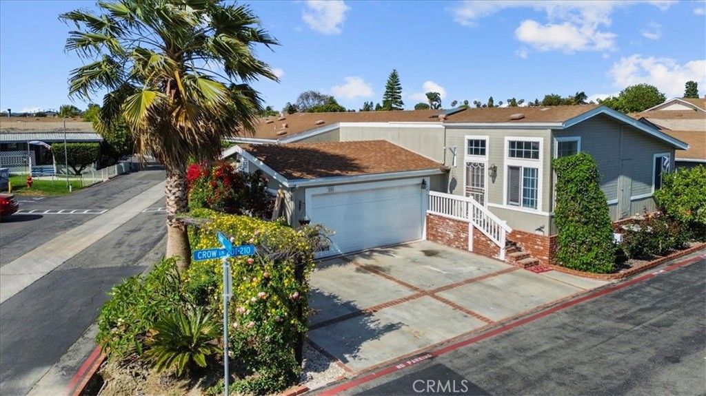 Image 3 of property listing at 201 Crow Lane, Fountain Valley, CA 92708