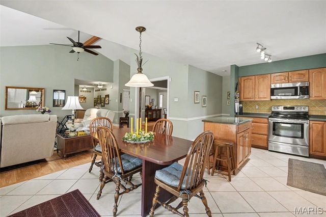 9560 Banyon Tree Court, St Louis, MO 63126