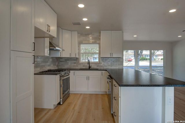 322 E Rampart Dr, San Antonio, TX 78216