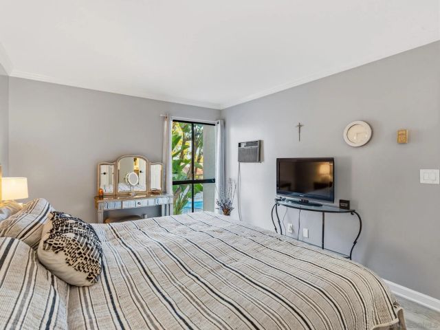 6924 Hyde Park 220, San Diego, CA 92119