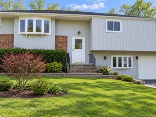 22 Sunburst Drive, Deer Park, NY 11729