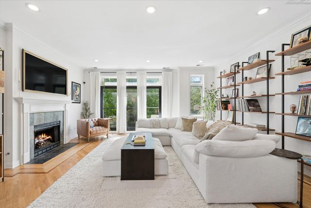 3827 N Greenview Avenue 2S, Chicago, IL 60613