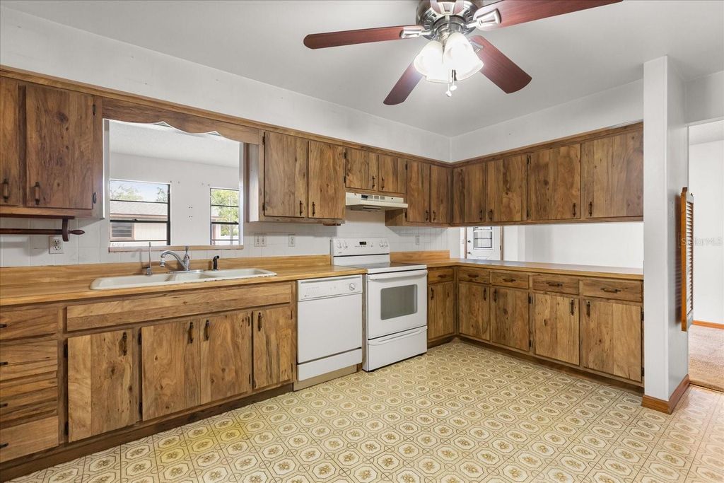 Image 3 of property listing at 407 WYOMING AVENUE, St Cloud, FL 34769