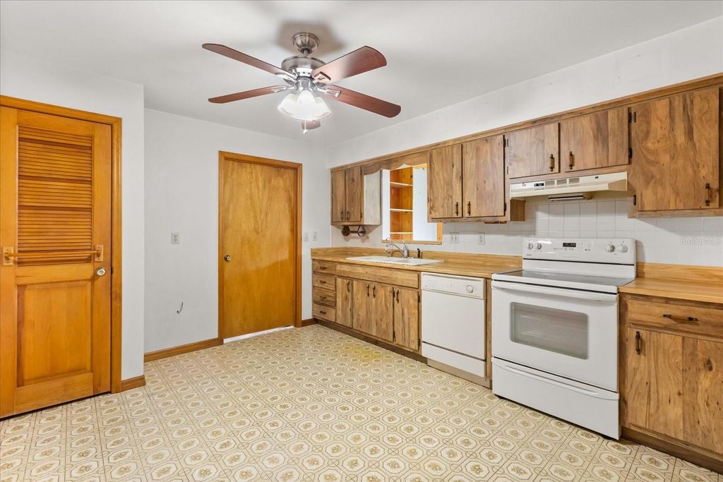 Image 4 of property listing at 407 WYOMING AVENUE, St Cloud, FL 34769