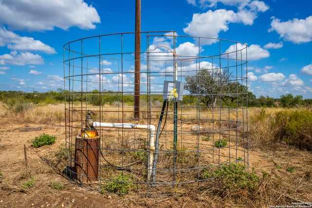 CR 652 Cr 652, Devine, TX 78016