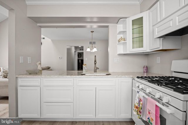 4208-B FENWICK LN, Mount Laurel, NJ 08054