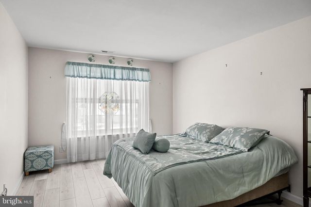 4208-B FENWICK LN, Mount Laurel, NJ 08054
