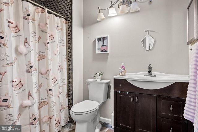 4208-B FENWICK LN, Mount Laurel, NJ 08054