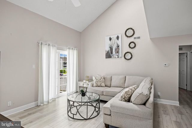 4208-B FENWICK LN, Mount Laurel, NJ 08054