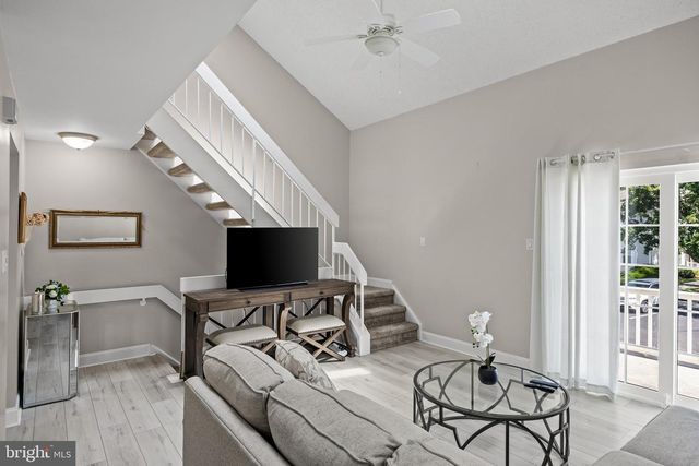 4208-B FENWICK LN, Mount Laurel, NJ 08054
