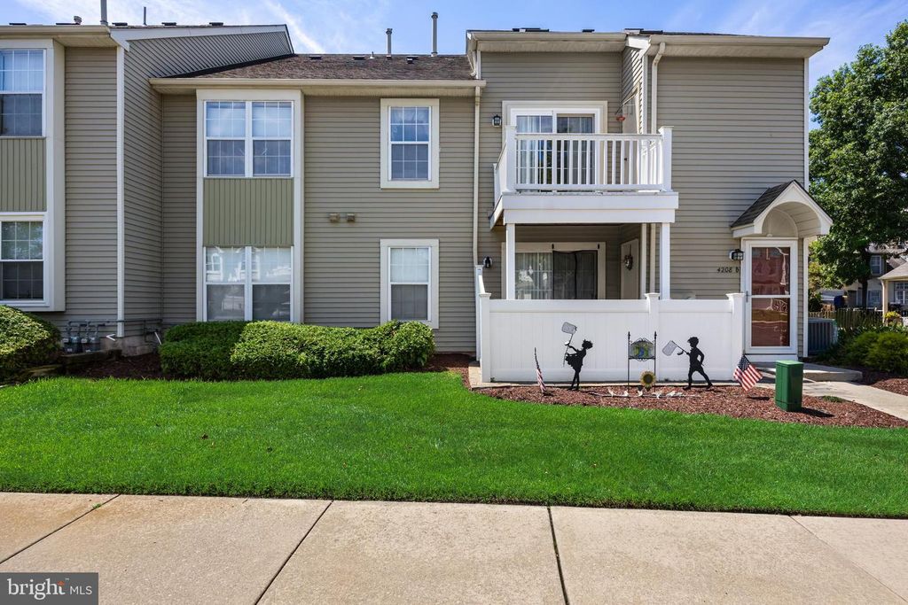 4208-B FENWICK LN, Mount Laurel, NJ 08054