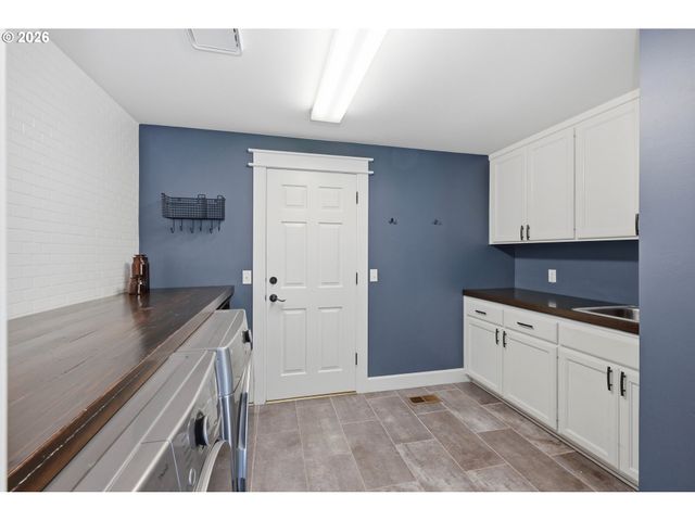 1639 VICTORIAN Way, Eugene, OR 97401